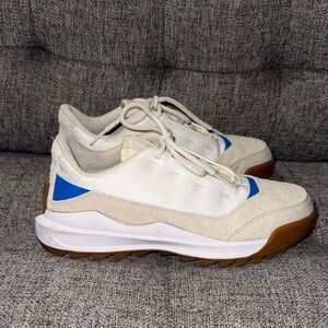 Sorel Women's ONA 718 Low sneakers in the Sea Salt/Chalk colorway women’s size 7